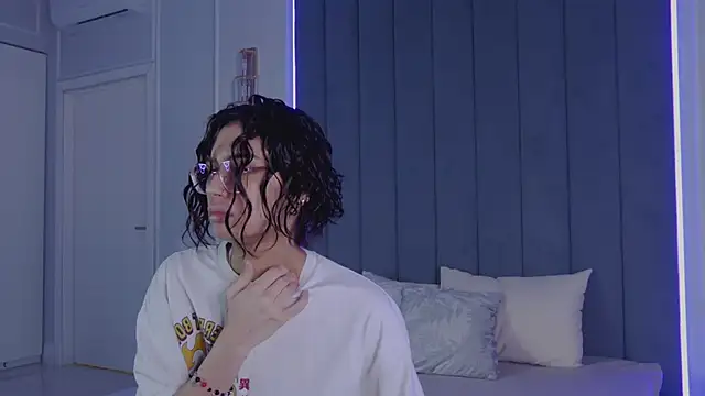 VioletAsh online show from April 14, 2026, 4:28 am