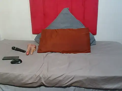 GorillaGripCunt77 online show from October 8, 2025, 2:40 pm