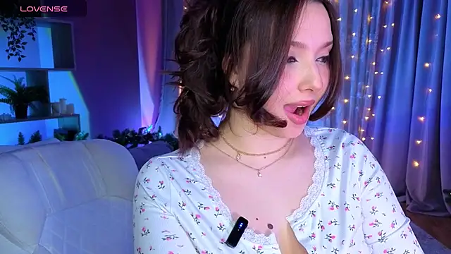 Snapshot of Lucy_louras chatting on December 21, 2025, 1:57 pm Lucy louras online show from December 21, 2025, 1:57 pm