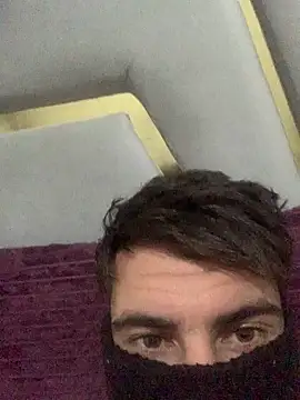 3Omar45 online show from November 18, 2025, 10:45 pm