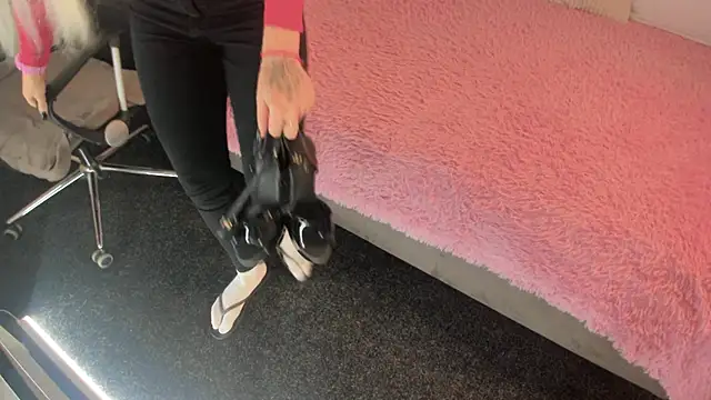 Kira Key online show from October 8, 2025, 1:51 am