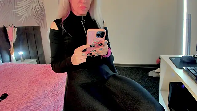 Kira Key online show from September 18, 2025, 1:52 am