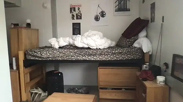 petitelatinateen online show from September 17, 2025, 7:16 pm