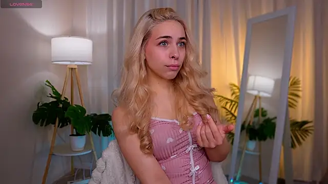 Snapshot of ShinyBarbie chatting on November 17, 2025, 6:50 am ShinyBarbie online show from November 17, 2025, 6:50 am