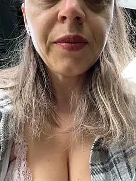 Snapshot of ladywithbigass chatting on June 10, 2026, 4:35 am ladywithbigass online show from June 10, 2026, 4:35 am