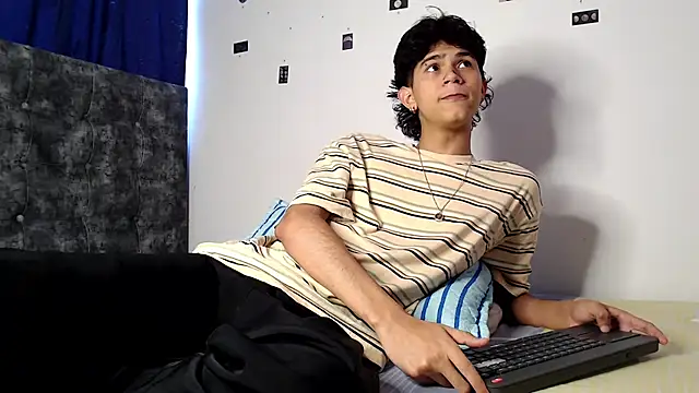 Snapshot of alexmark_ chatting on April 21, 2026, 4:57 pm alexmark online show from April 21, 2026, 4:57 pm