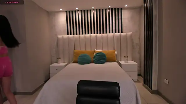 LeahNovac online show from October 16, 2025, 11:29 am