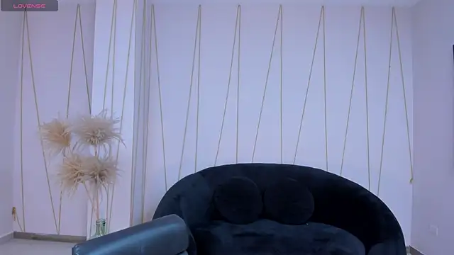 LeahNovac online show from November 18, 2025, 11:24 am