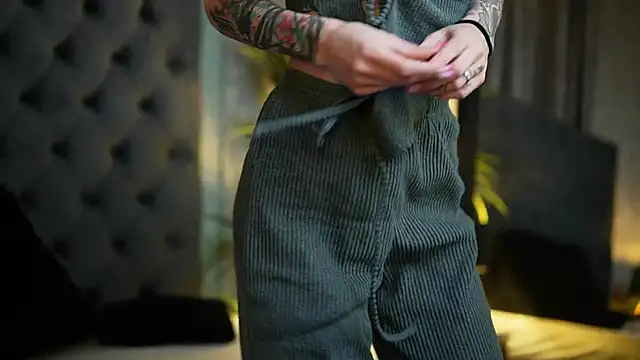 Snapshot of MiamiCoffee chatting on September 10, 2025, 12:42 am MiamiCoffee online show from September 10, 2025, 12:42 am