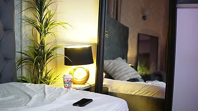 Snapshot of MiamiCoffee chatting on November 17, 2025, 7:51 pm MiamiCoffee online show from November 17, 2025, 7:51 pm