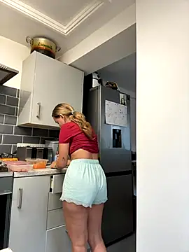 KayleeBella online show from September 9, 2025, 5:00 pm