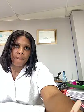 Snapshot of 031bubbles chatting on December 17, 2025, 7:57 am 031bubbles online show from December 17, 2025, 7:57 am