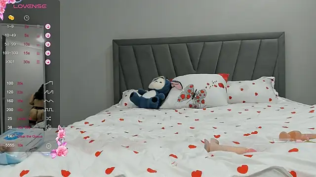 qimiiqo online show from September 24, 2025, 5:08 pm