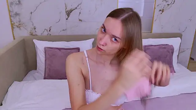 AmadaReine online show from September 30, 2025, 4:13 pm