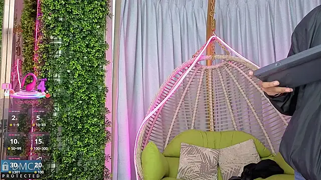 Kiara Zahiri   online show from October 4, 2025, 11:12 am