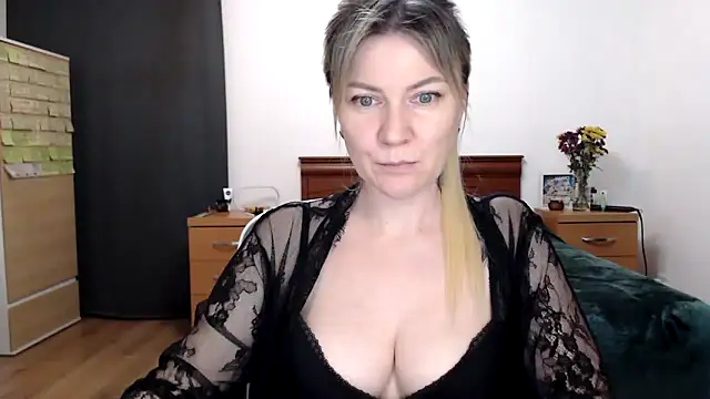 Snapshot of ParadiseAlina chatting on November 6, 2025, 8:24 pm ParadiseAlina online show from November 6, 2025, 8:24 pm