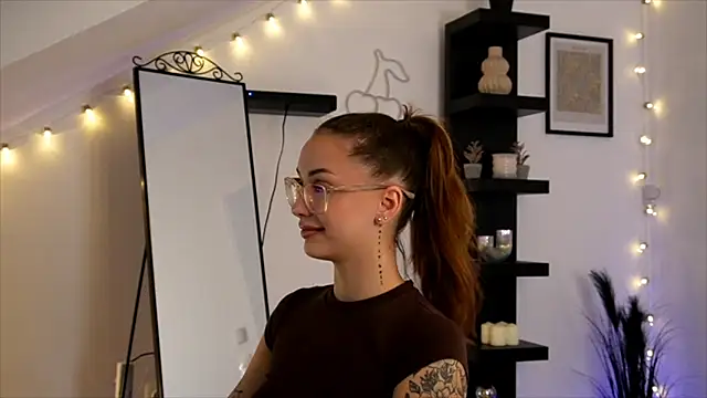 Naomii20   online show from October 12, 2025, 7:04 pm