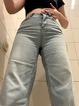 Cumonmme online show from November 7, 2025, 7:51 pm