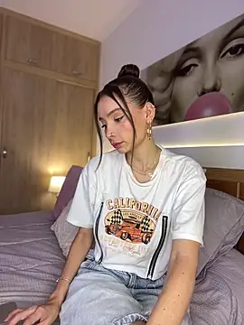 nicolleferragamo online show from November 17, 2025, 4:49 am