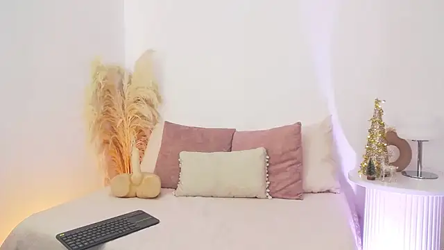 NicolleSteel online show from December 3, 2025, 3:33 pm