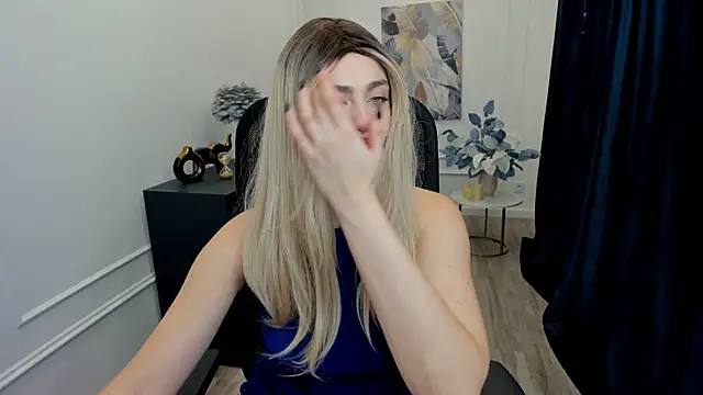 LeslieMineg online show from December 1, 2025, 8:10 pm