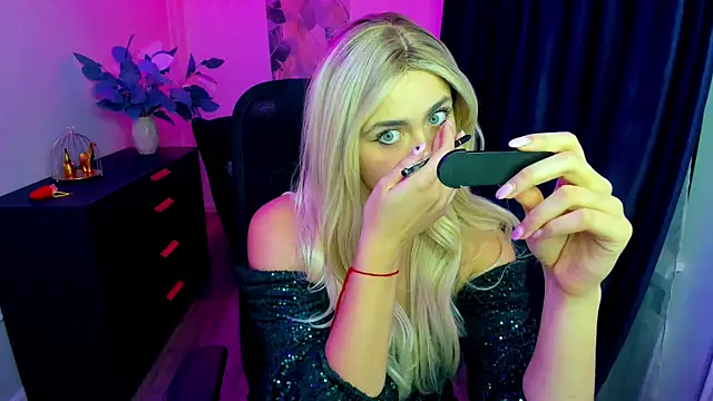 LeslieMineg online show from September 18, 2025, 7:39 pm