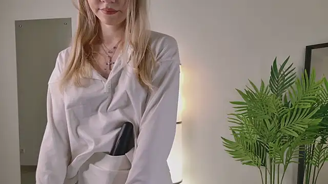 Snapshot of NyxBlonde chatting on November 19, 2025, 1:22 pm NyxBlonde online show from November 19, 2025, 1:22 pm