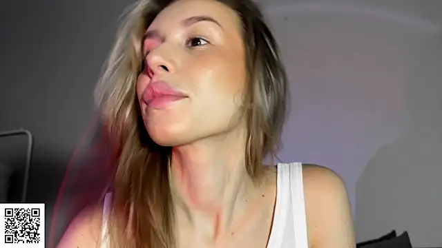 ElysiaXo online show from October 19, 2025, 8:33 pm