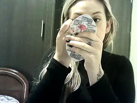 Valery  Rouse  online show from November 3, 2025, 3:56 am