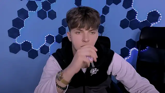 travis wolf  online show from April 17, 2026, 8:50 am