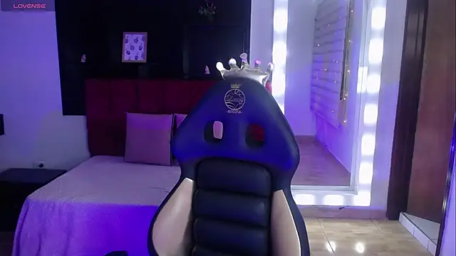  Charlotte Collins  online show from September 18, 2025, 3:26 pm