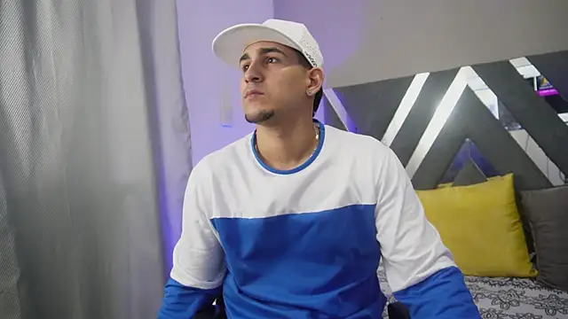 massimo vidal  online show from October 4, 2025, 3:41 am