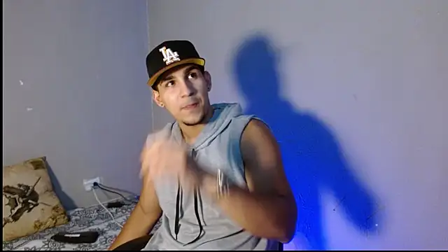 massimo vidal  online show from November 16, 2025, 2:38 am