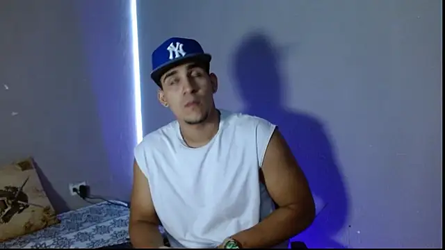 massimo vidal  online show from November 14, 2025, 11:41 pm