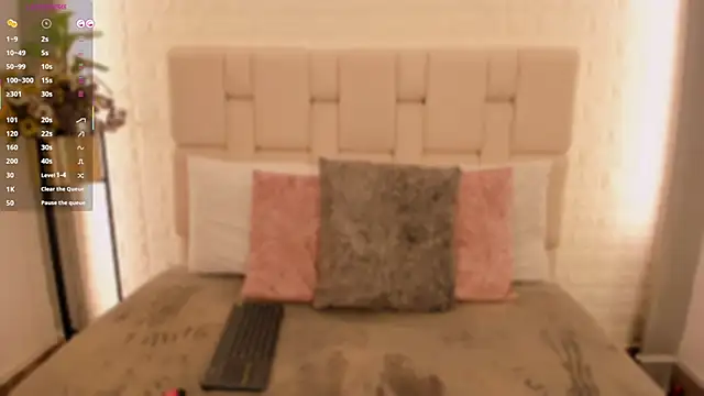 Snapshot of Vale_Lux chatting on October 31, 2025, 3:58 am Vale Lux online show from October 31, 2025, 3:58 am