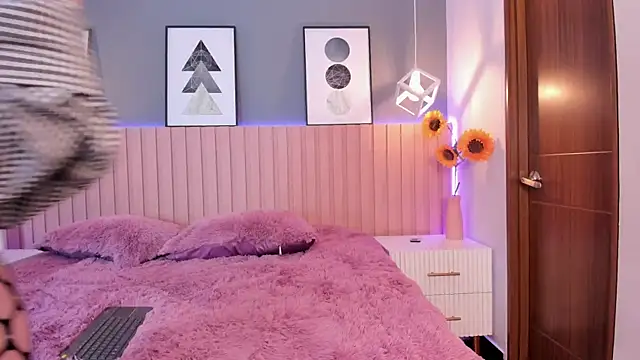 Nina Ford online show from October 4, 2025, 3:08 am