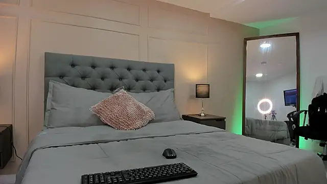 ALICESANDOVAL online show from September 21, 2025, 11:48 am