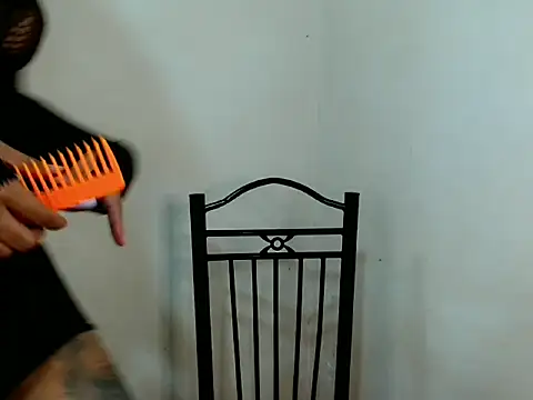 Snapshot of Theia22 chatting on October 3, 2025, 7:37 pm Theia22 online show from October 3, 2025, 7:37 pm