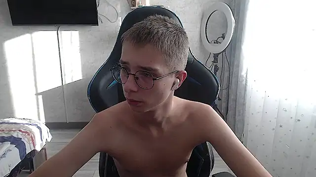 glasses cat online show from February 1, 2026, 11:19 am