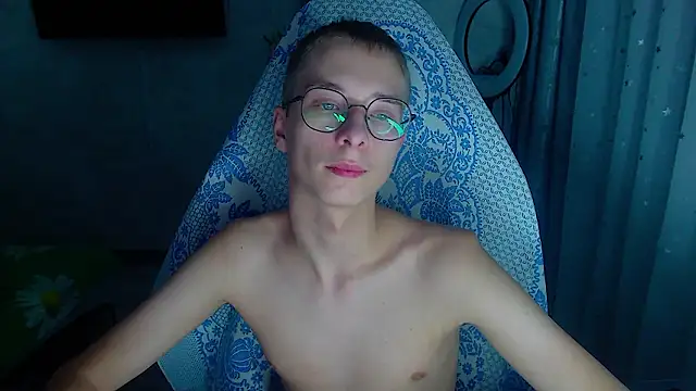 glasses cat online show from February 10, 2026, 9:58 pm