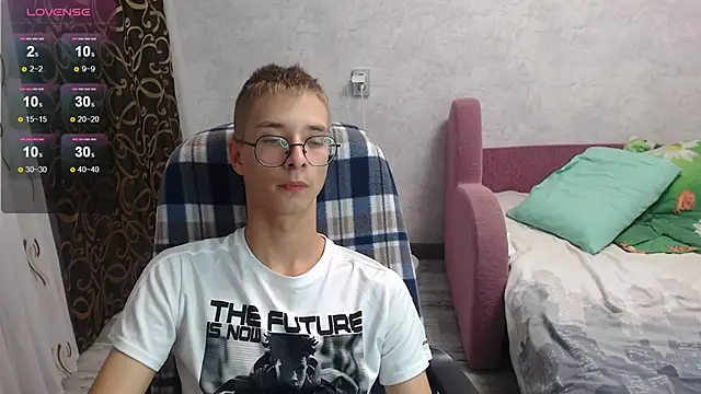 glasses cat online show from September 21, 2025, 5:18 pm