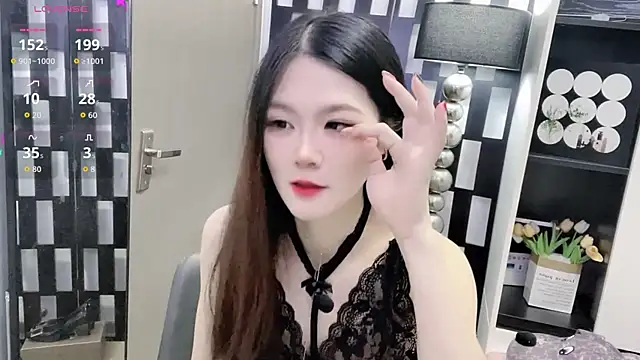 Yueyue-MM online show from October 28, 2025, 12:33 am