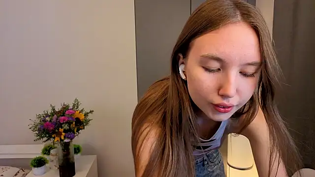 ElfredaTupy online show from September 14, 2025, 6:14 am