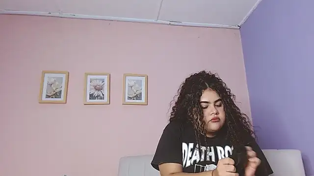 lourdes moon22 online show from September 9, 2025, 12:36 pm