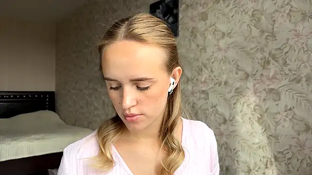 ElisabetLorney online show from September 17, 2025, 8:38 am