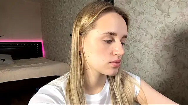 ElisabetLorney online show from November 25, 2025, 8:03 am