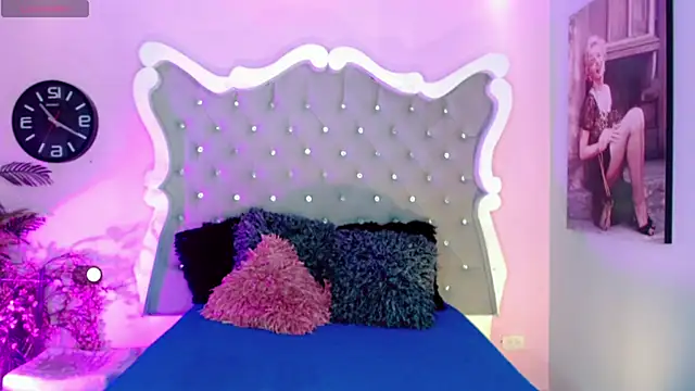 Honey Moontsts online show from January 9, 2026, 12:01 pm