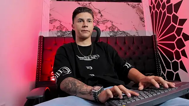 liaamsmiith  online show from February 2, 2026, 12:26 pm