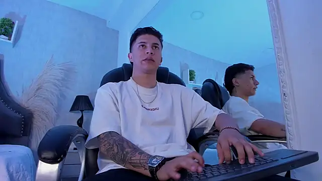 liaamsmiith  online show from January 9, 2026, 12:23 pm