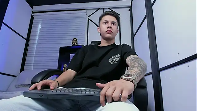 liaamsmiith  online show from September 10, 2025, 2:49 pm